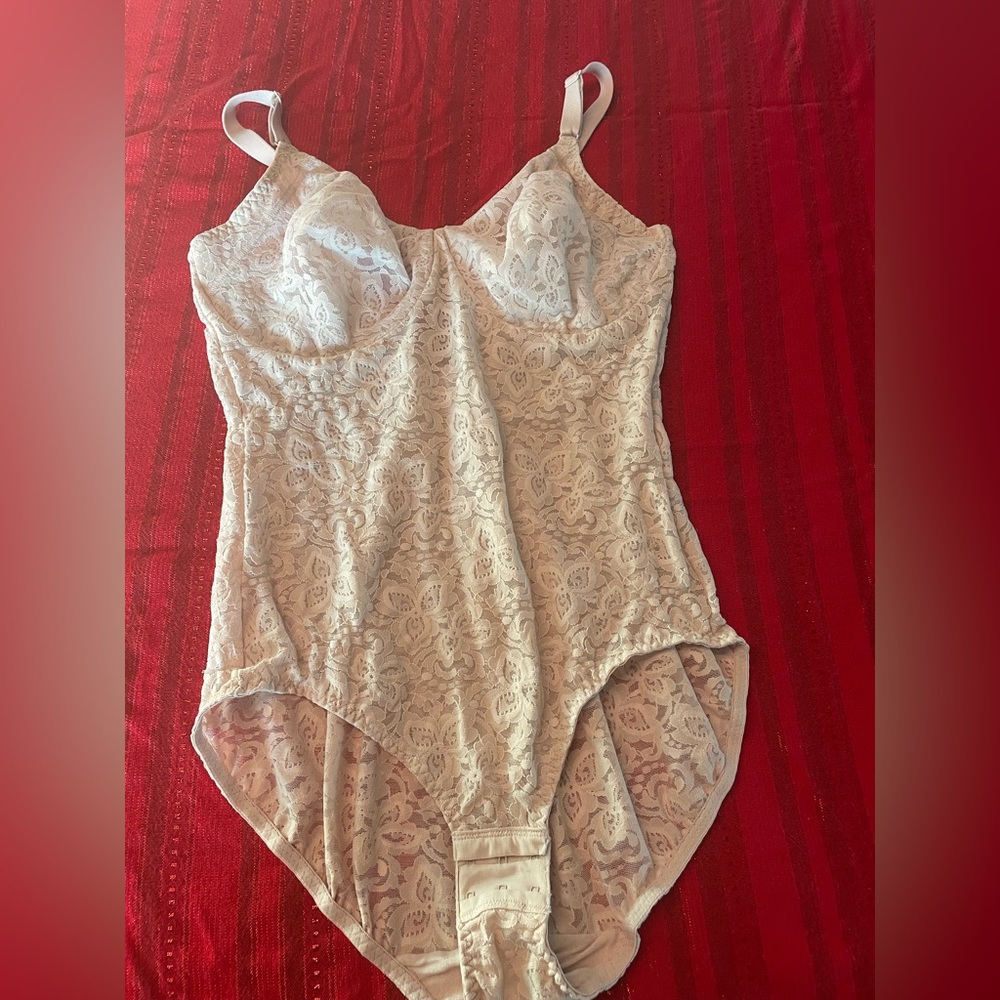 NWOT Bali Shapewear Lace N’ Smooth Body Briefer
